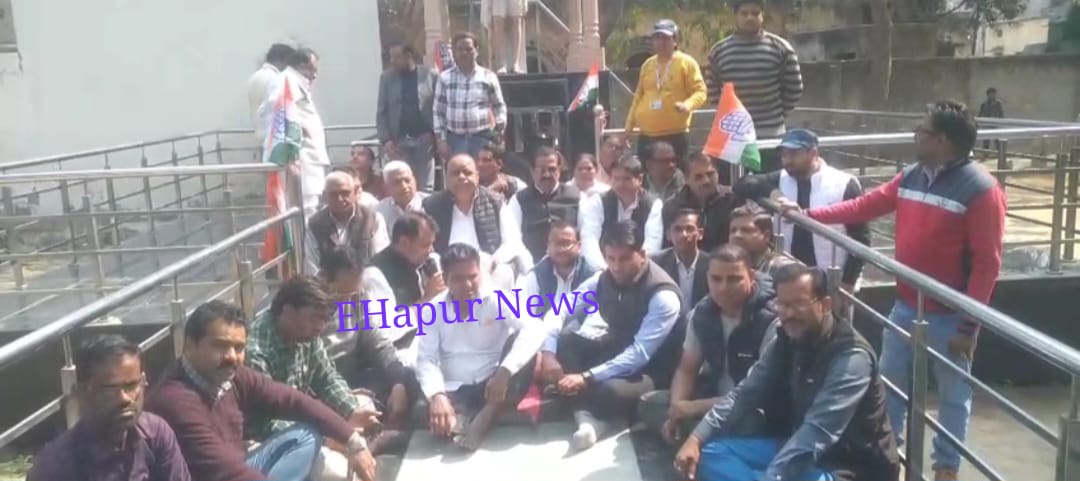 लखनऊ में कांग्रेस नेताओं पर लाठी चार्ज के विरोध में धरना, प्रदर्शन