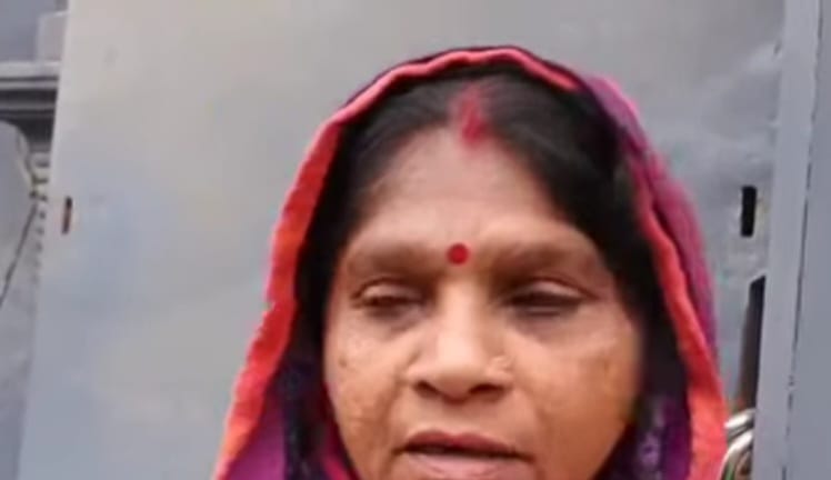 बाजार जा रही महिला से कुंडल ठगे