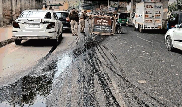 पिलखुवा: सड़क पर मोबिल आयल गिरने से फिसलने लगे वाहन