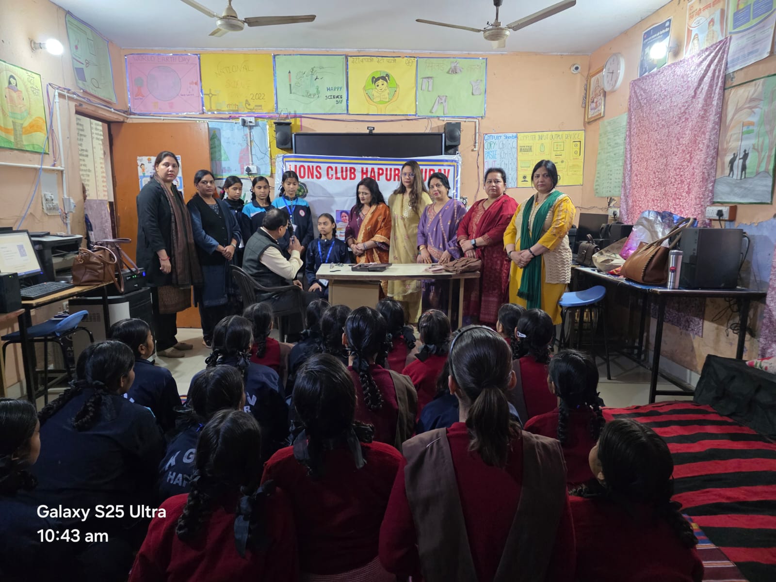 लायंस क्लब हापुड़ गौरव द्वारा कस्तूरबा आवासीय बालिका विद्यालय, नगर पालिका रोड हापुड़ में नेत्र जांच आयोजित