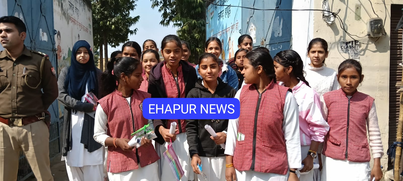 यूपी बोर्ड: 10वीं की सामाजिक विज्ञान की परीक्षा देकर लौटे छात्रों के चेहरे खिले