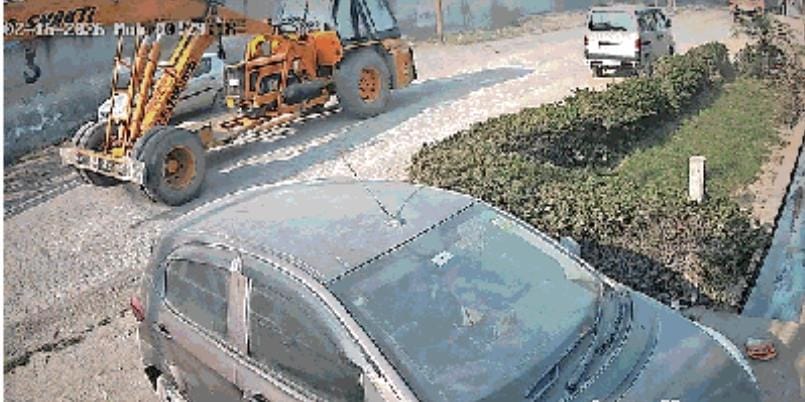 क्रेन ने गाड़ी में मारी टक्कर