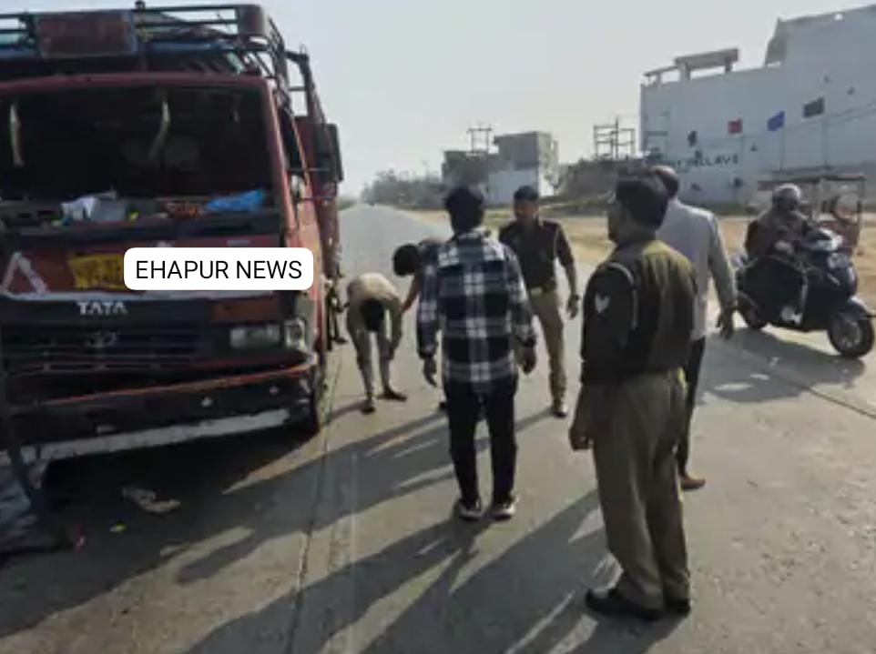 कैंटर व ट्रक की भिड़ंत के दौरान फंसे चालक को पुलिस ने बाहर निकाला