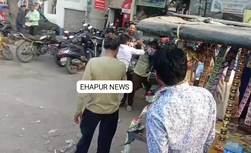 हापुड़: दो युवकों में हुई मारपीट की वीडियो सोशल मीडिया पर वायरल