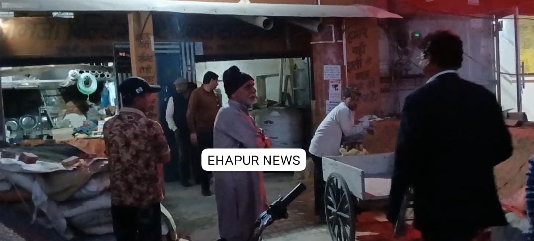 बिल्डिंग मटेरियल के गोदाम पर भारी मात्रा में मिली खाद्य सामग्री