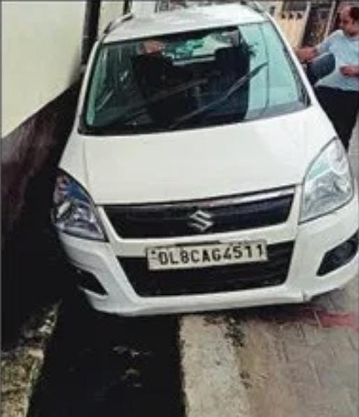 हापुड़: अर्जुन नगर में खुले नाले में गिरी गाड़ी