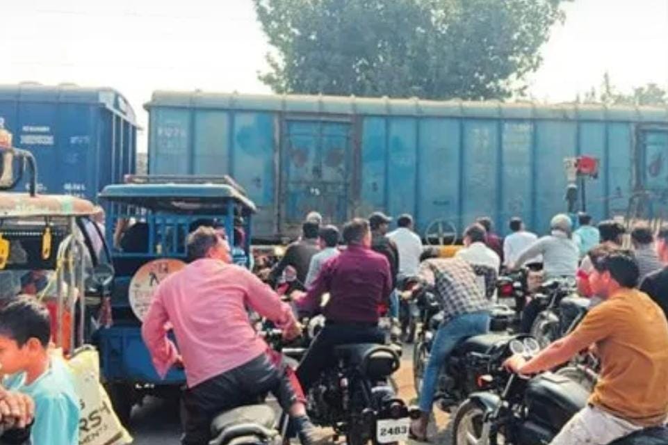 पिलखुवा: 10 मिनट तक रुकी रही मालगाड़ी, वाहनों की लगी कतार
