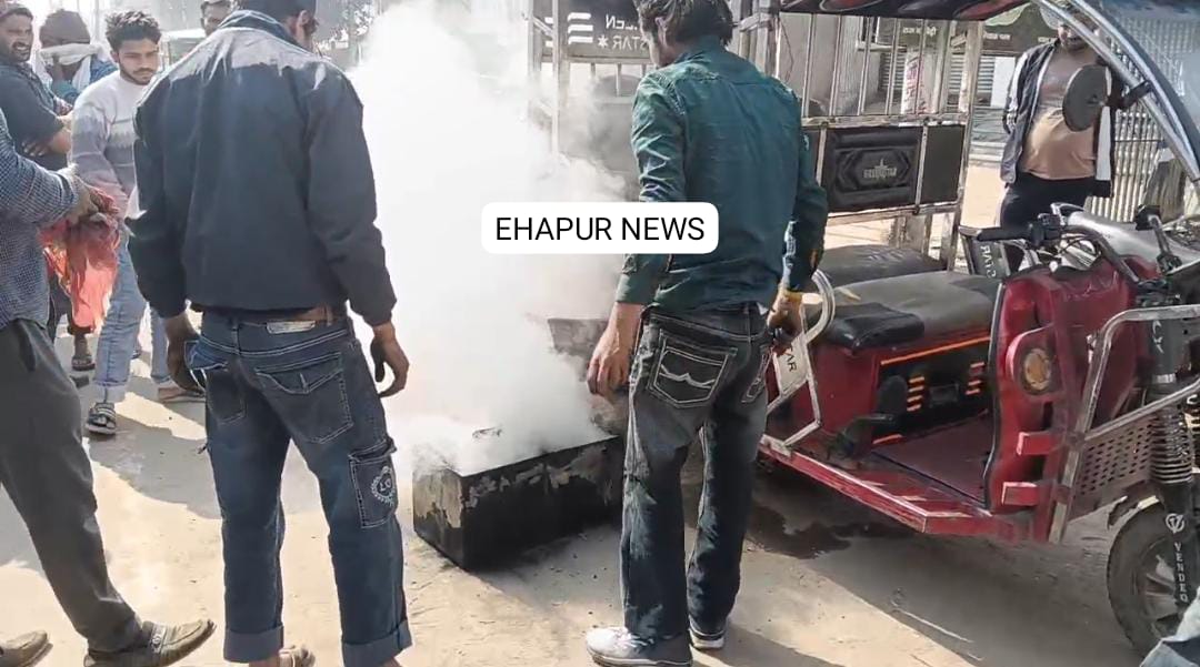 ई-रिक्शा के बैटरे से धुआं निकलते देख उड़े लोगों के होश