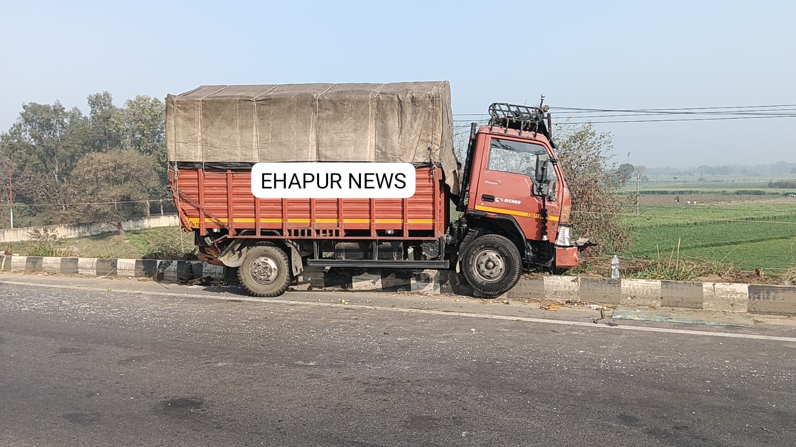 सड़क किनारे खड़े कैंटर में अज्ञात वाहन ने टक्कर मार 10 मीटर तक घसीटा, दो घायल