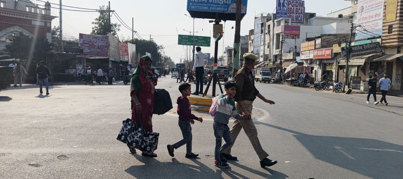 पुलिस का मानवीय चेहरा, भारी जाम में बच्चों व महिला को कराई सड़क पार