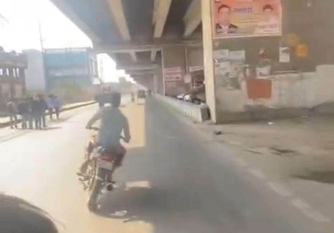पिलखुवा: हाईवे पर युवक की जिगज़ैग बाइक दौड़ाते हुए वीडियो वायरल