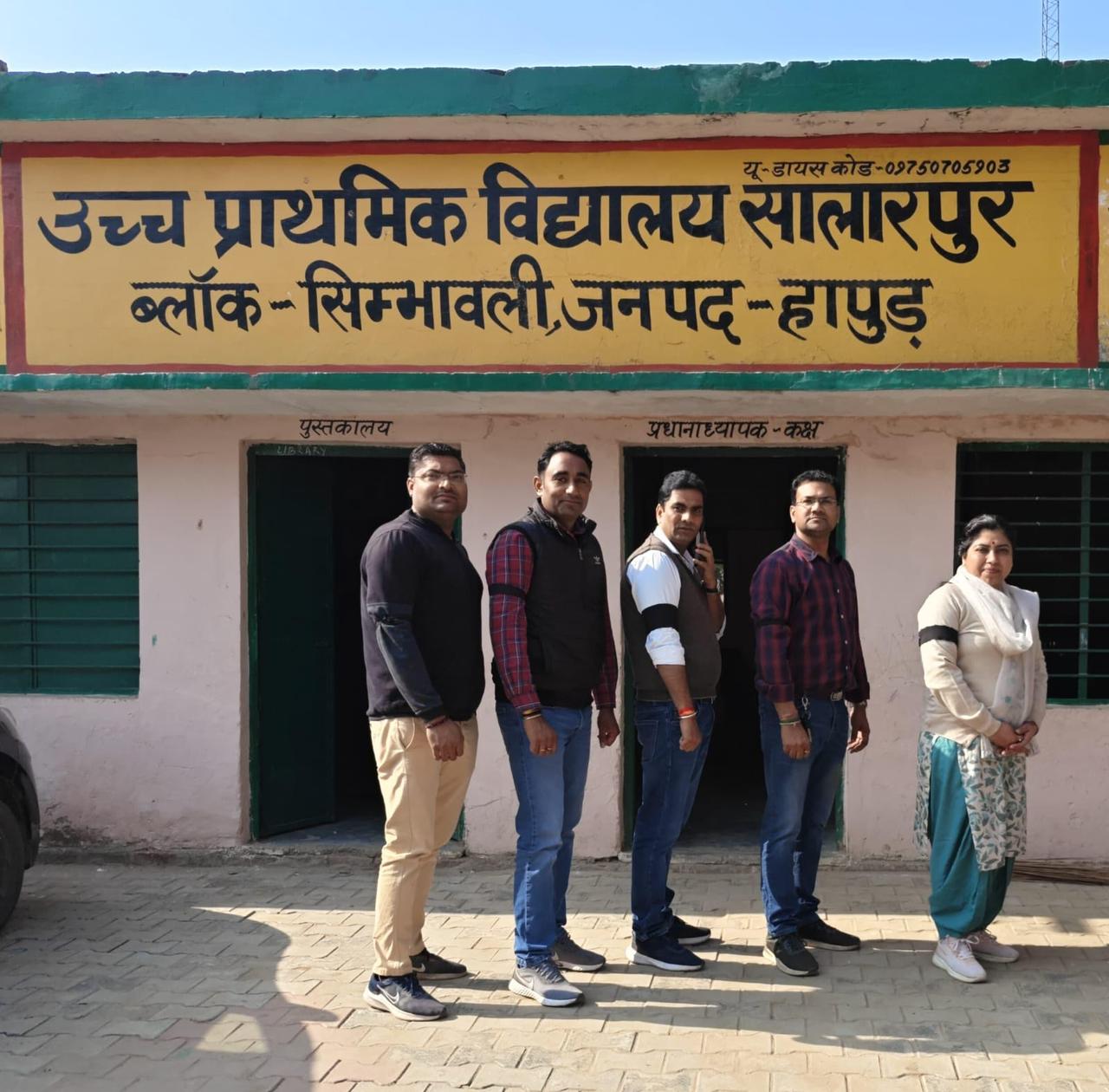 TET के विरोध में शिक्षकों ने हाथ पर काली पट्टी बांधकर किया प्रदर्शन