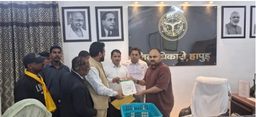 छोटा रूट होने के कारण ई-रिक्शा चालकों की आय पर पड़ा असर, डीएम से की हस्तक्षेप की मांग