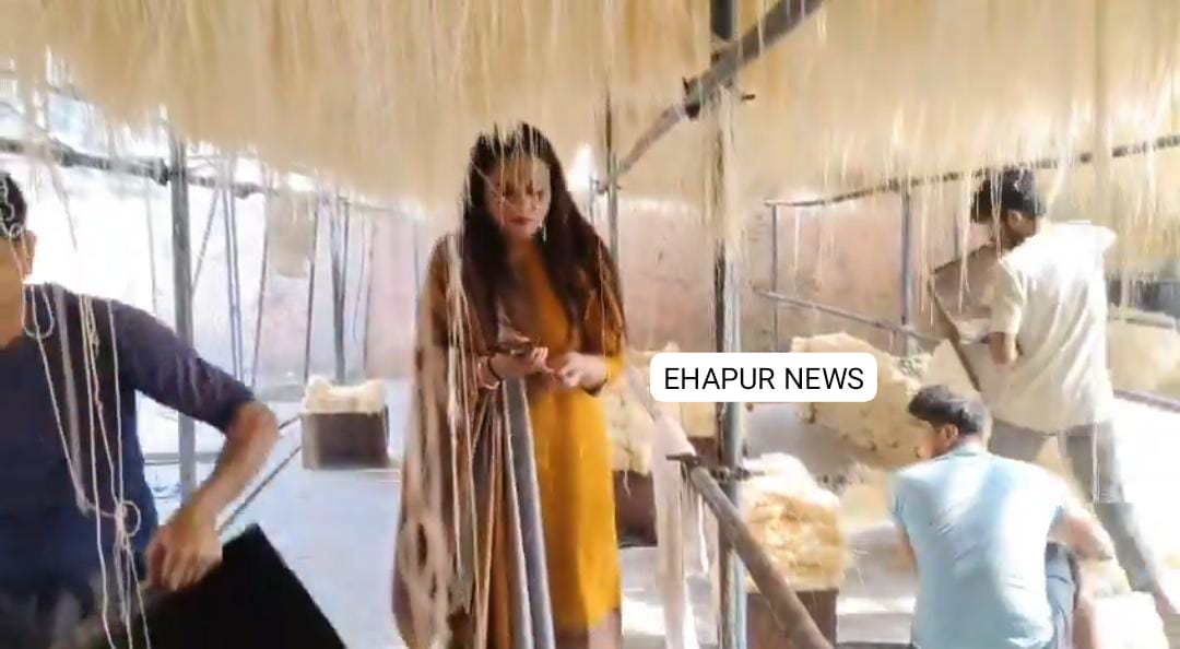 गढ़: पैरों से तैयार की जा रही सेवई, कचरी में मिलाया अधिक रंग