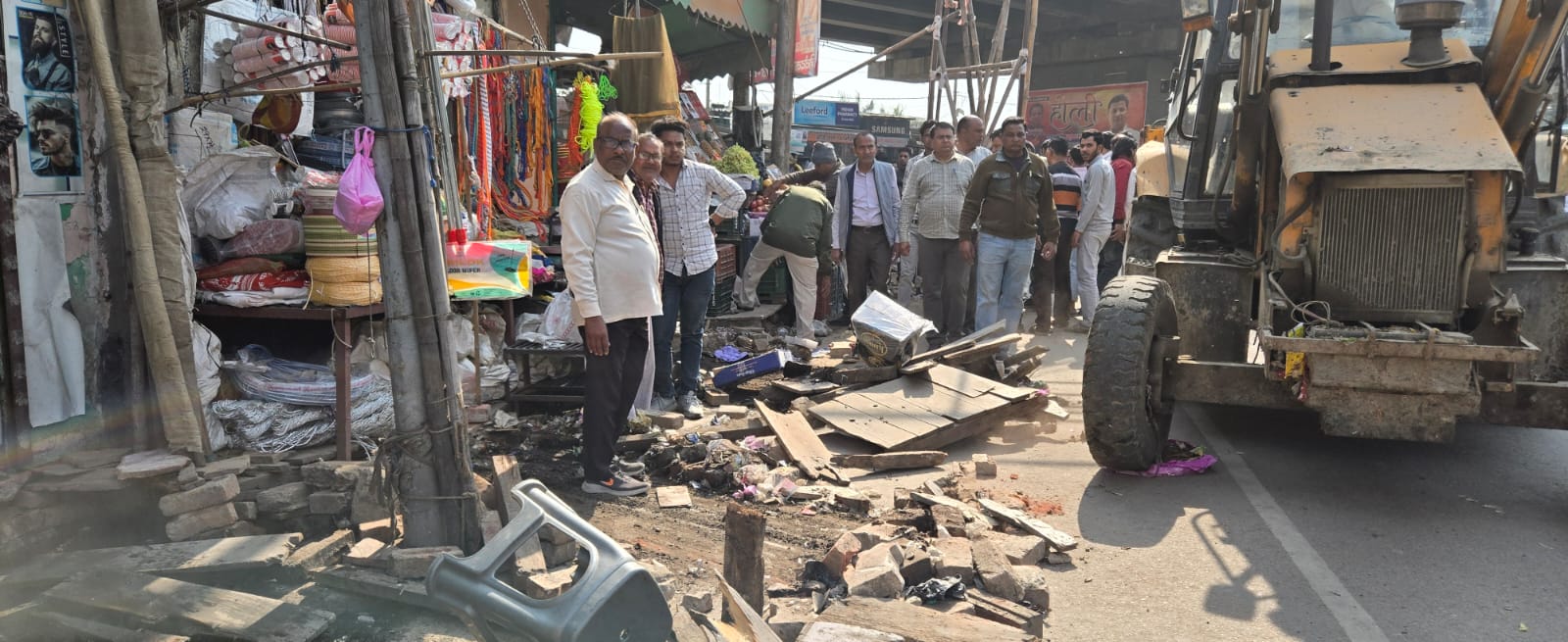 पिलखुवा: बस स्टैंड व गांधी बाजार में अतिक्रमण पर कार्रवाई