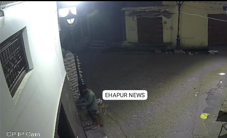 पिलखुवा: संदिग्ध ने मकान का दरवाजा खोलने का किया प्रयास, लोगों ने दबोचा