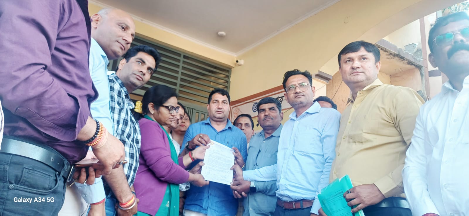 टीईटी अनिवार्यता के विरोध में शिक्षकों का प्रदर्शन