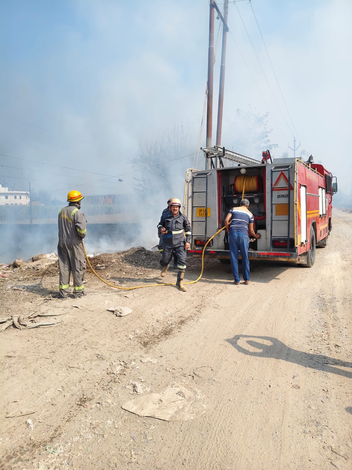 खाली प्लॉट में लगी आग पर दमकल विभाग ने पाया काबू