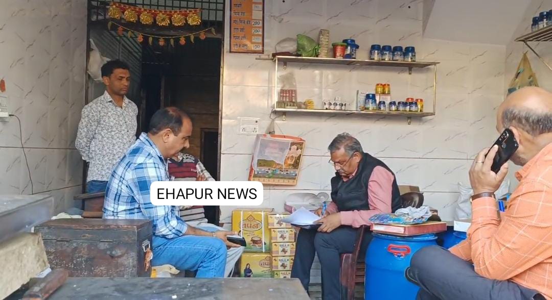 हापुड़: मीनाक्षी रोड स्थित प्रतिष्ठान से पनीर व खोए का नमूना लेकर प्रयोगशाला भेजा