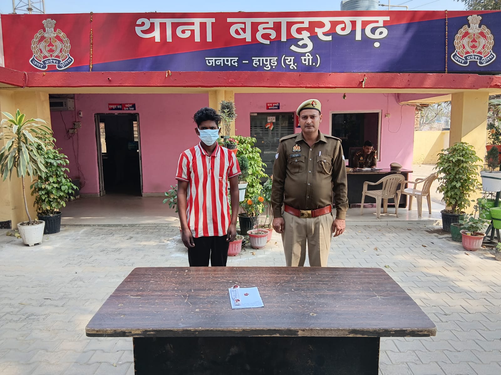 चाकू लेकर घूम रहा था,पुलिस ने थामा