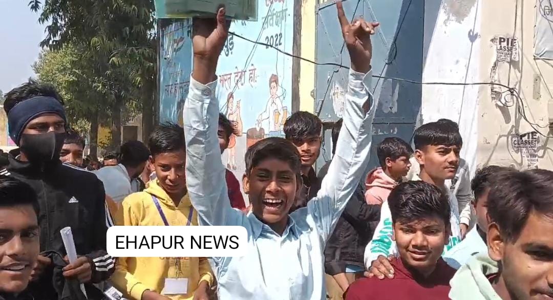 UP BOARD: 10वीं की मैथस का प्रश्न पत्र देखकर खिले छात्रों के चेहरे