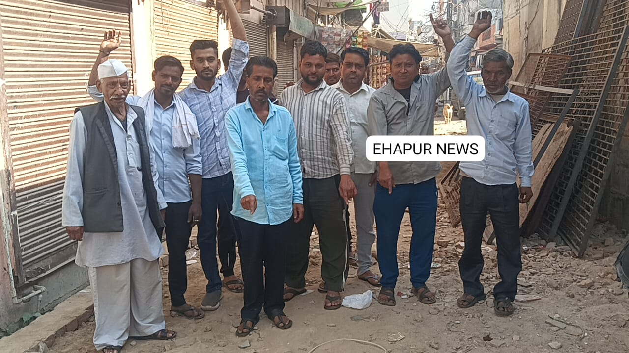 पिलखुवा: मोहल्ला खटीकान के लोगों ने ठेकेदार के खिलाफ खोला मोर्चा