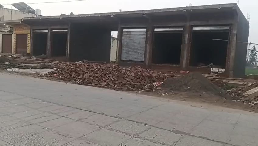 बाबूगढ़ में अवैध निर्माण से आवागमन में बाधा