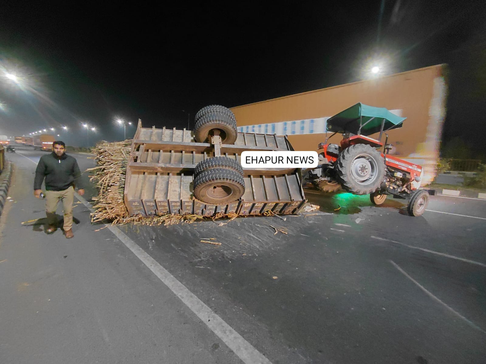 गन्ने से लदी ट्रैक्टर-ट्रॉली अनियंत्रित होकर पलटी