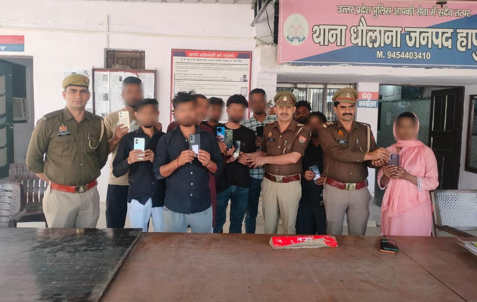 गुम हुए मोबाइल पुलिस ने खोज कर मालिक को सौंपे