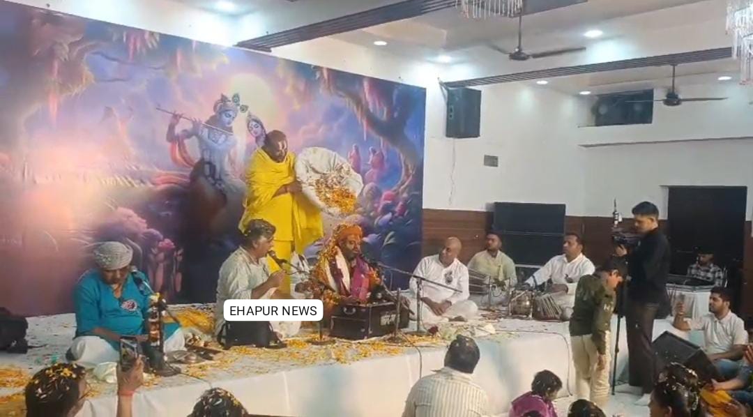 होली महोत्सव में भक्तों ने भजनों पर खेली फूलों की होली