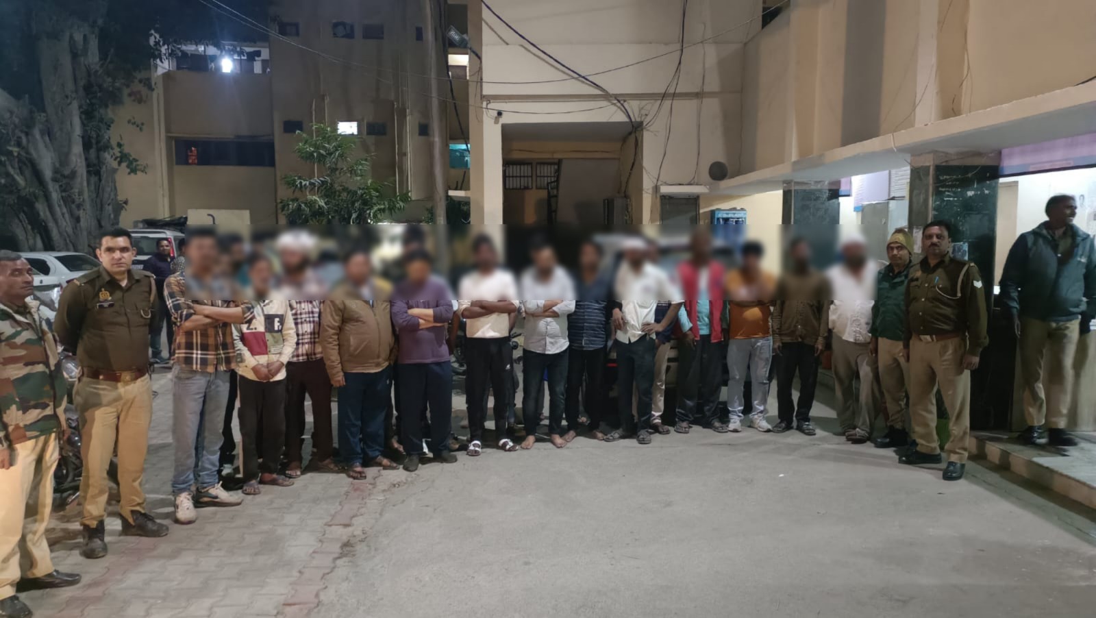 खुलेआम शराब पी रहे थे,पकड़े गए