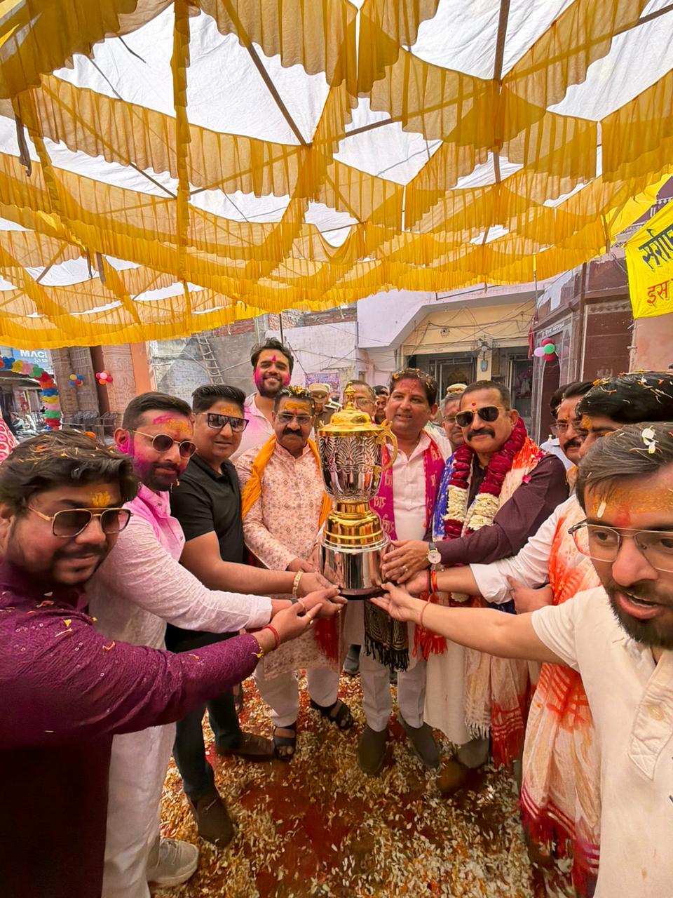 सराफा एसोसिएशन ने फूलों से खेली होली