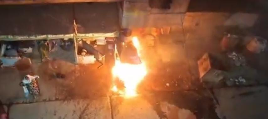 ई-रिक्शा की बैटरी में आग लगने से मचा हड़कंप