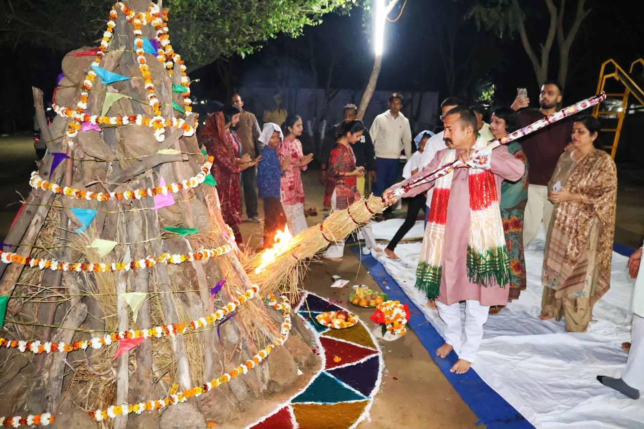 हापुड पुलिस लाइन में होलिका दहन