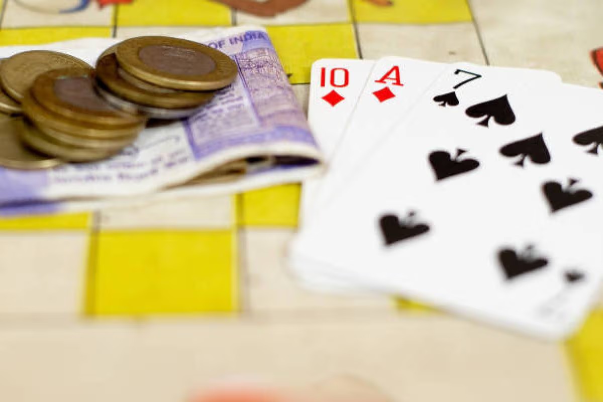 जुआ खेलते दो दबोचे