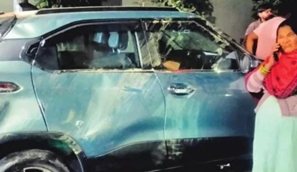 ट्रैक्टर ट्राली में लदे आलू के कट्टे पीछे आ रही गाड़ी पर गिरे