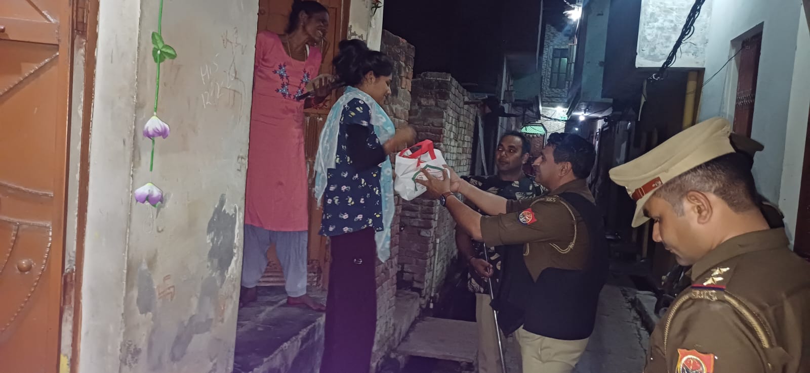 होली पर पुलिस ने बांटी खुशियां