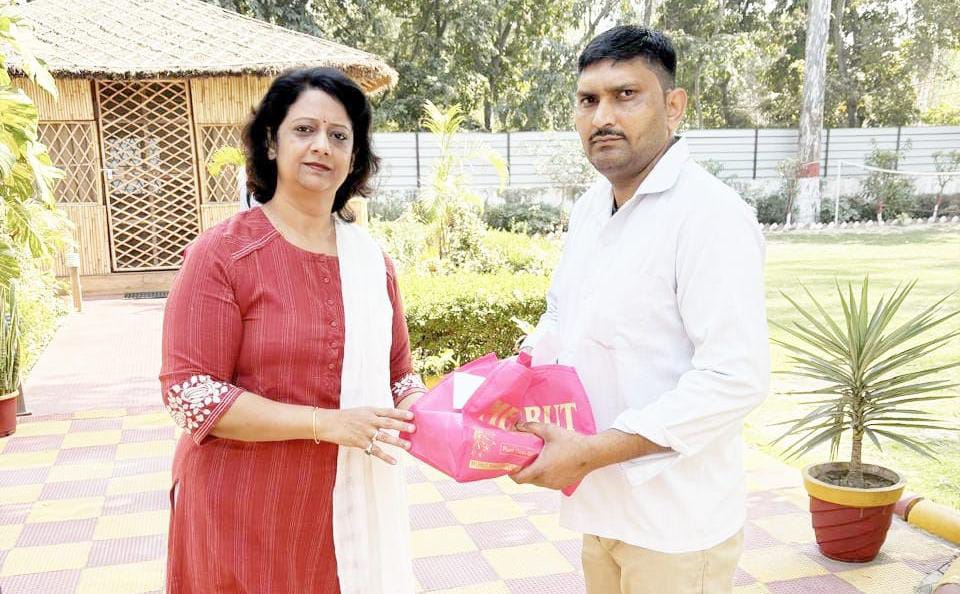 होली पर पुलिस ने बांटी मिठाई