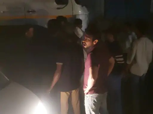 दो वाहनों की आमने-सामने की भिड़ंत